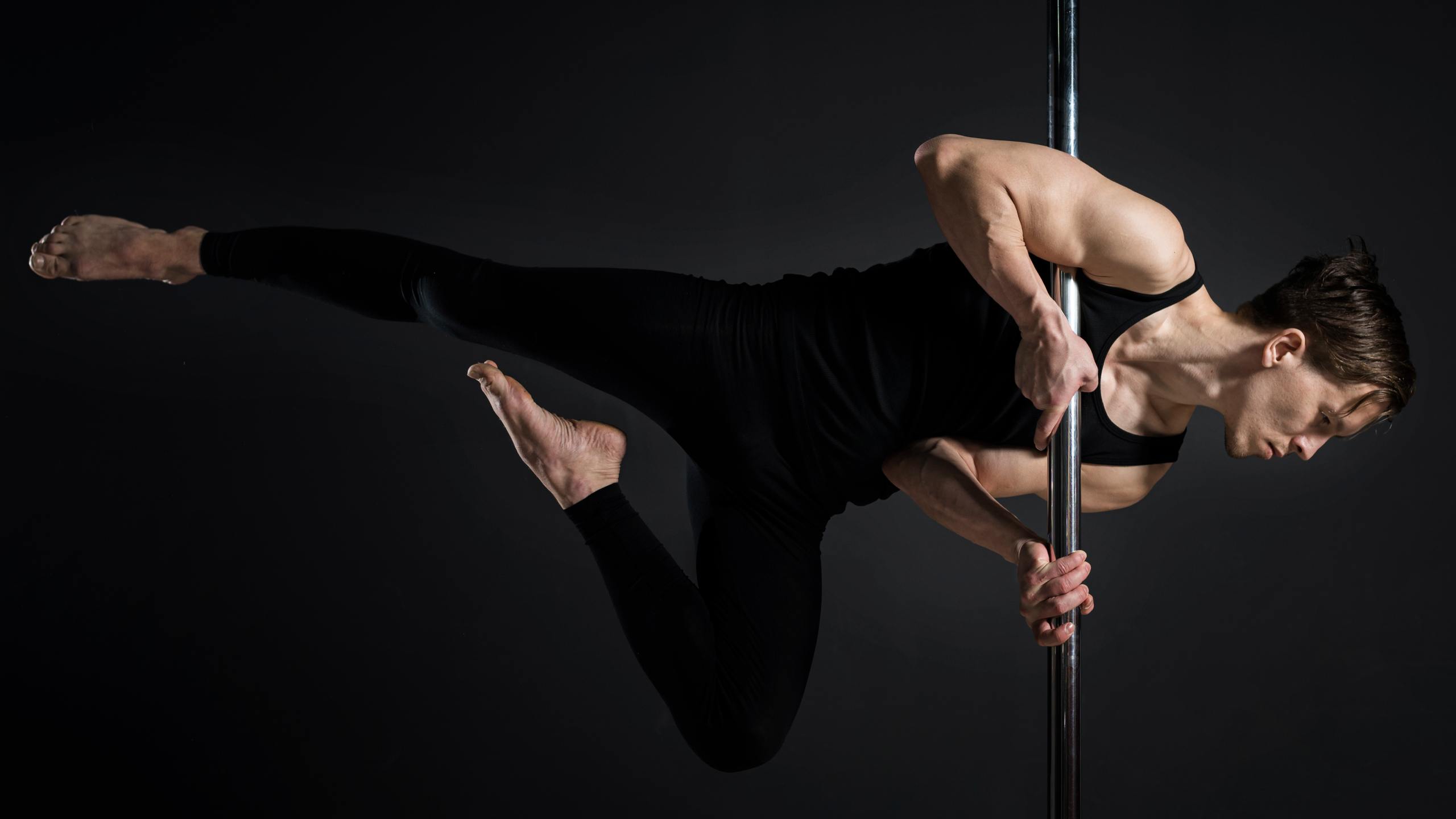 Pole athlete holding a figure on the pole