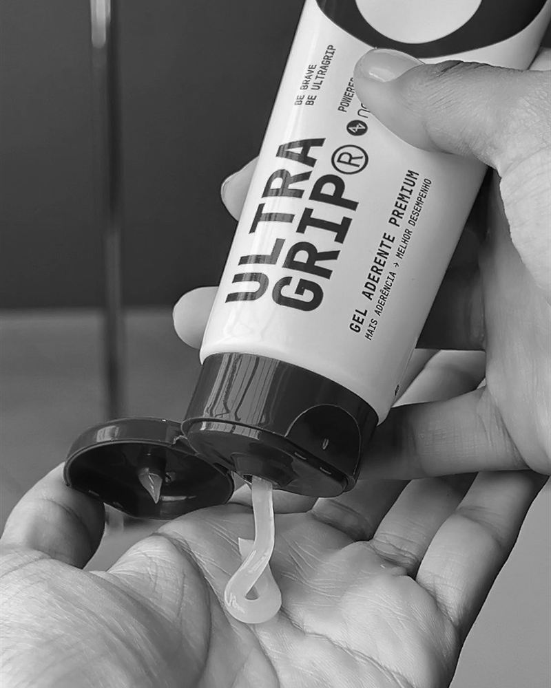 Applying ULTRAGRIP Grip Gel on the palm