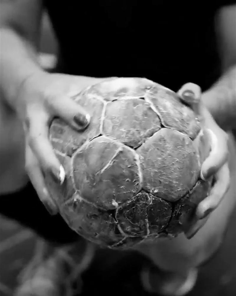 Hands holding a handball prepared with ULTRAGRIP
